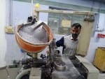 जिंदल पॉली कंपनी में मशीन द्वारा बटन बनाता कर्मचारी। संवाद