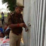 मंडप पर ताला लगाती पुलिस