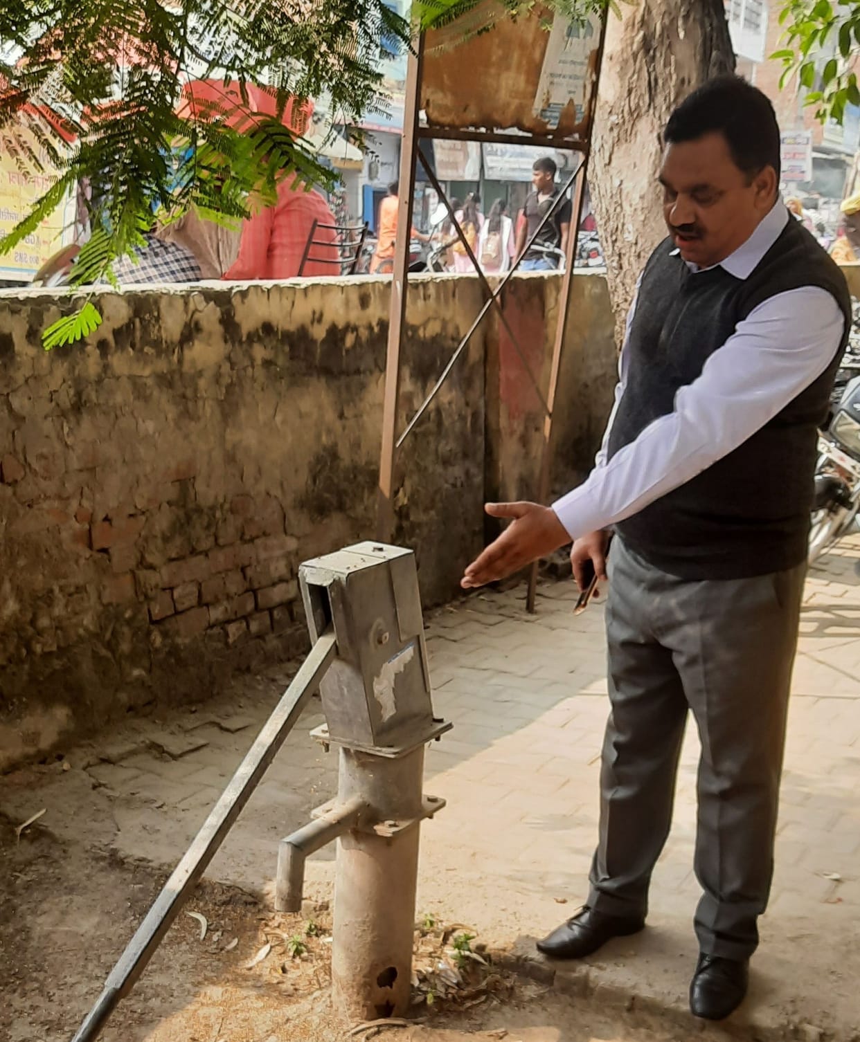 No drinking water in Tehsil premises, complainant upset