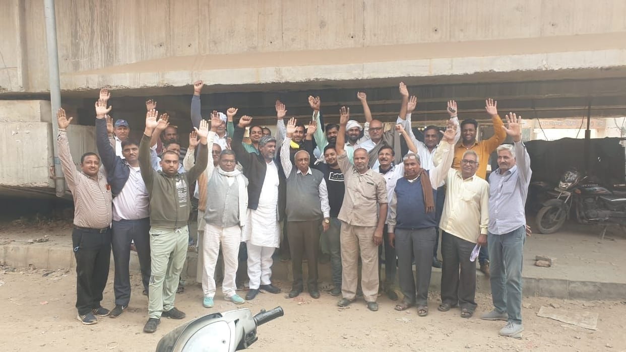 Encroachment in the construction of ROB, shopkeepers protested