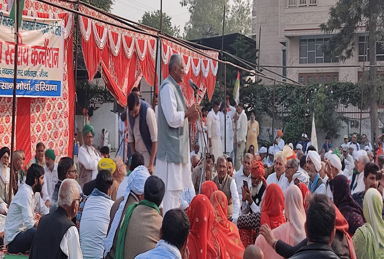 Meeting regarding farmers movement start in Jat Dharamshala of Jind 
