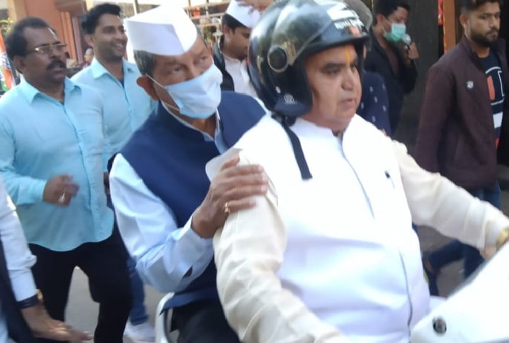 Uttarakhand Election 2022: Congress Leader Harish rawat Clean Road by broom and Do padyatra photos