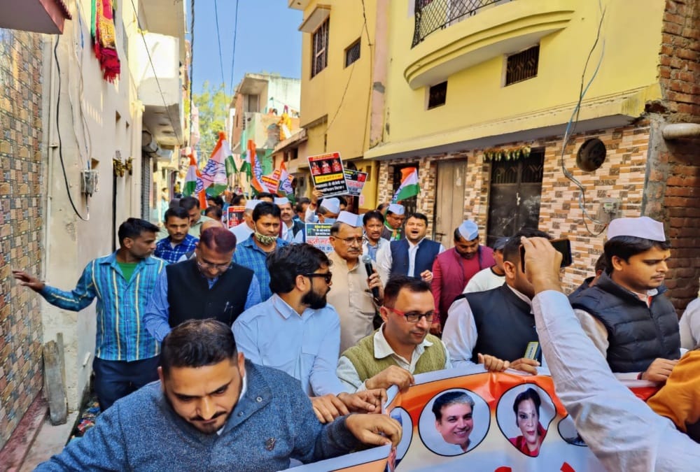 Uttarakhand Election 2022: Congress Leader Harish rawat Clean Road by broom and Do padyatra photos