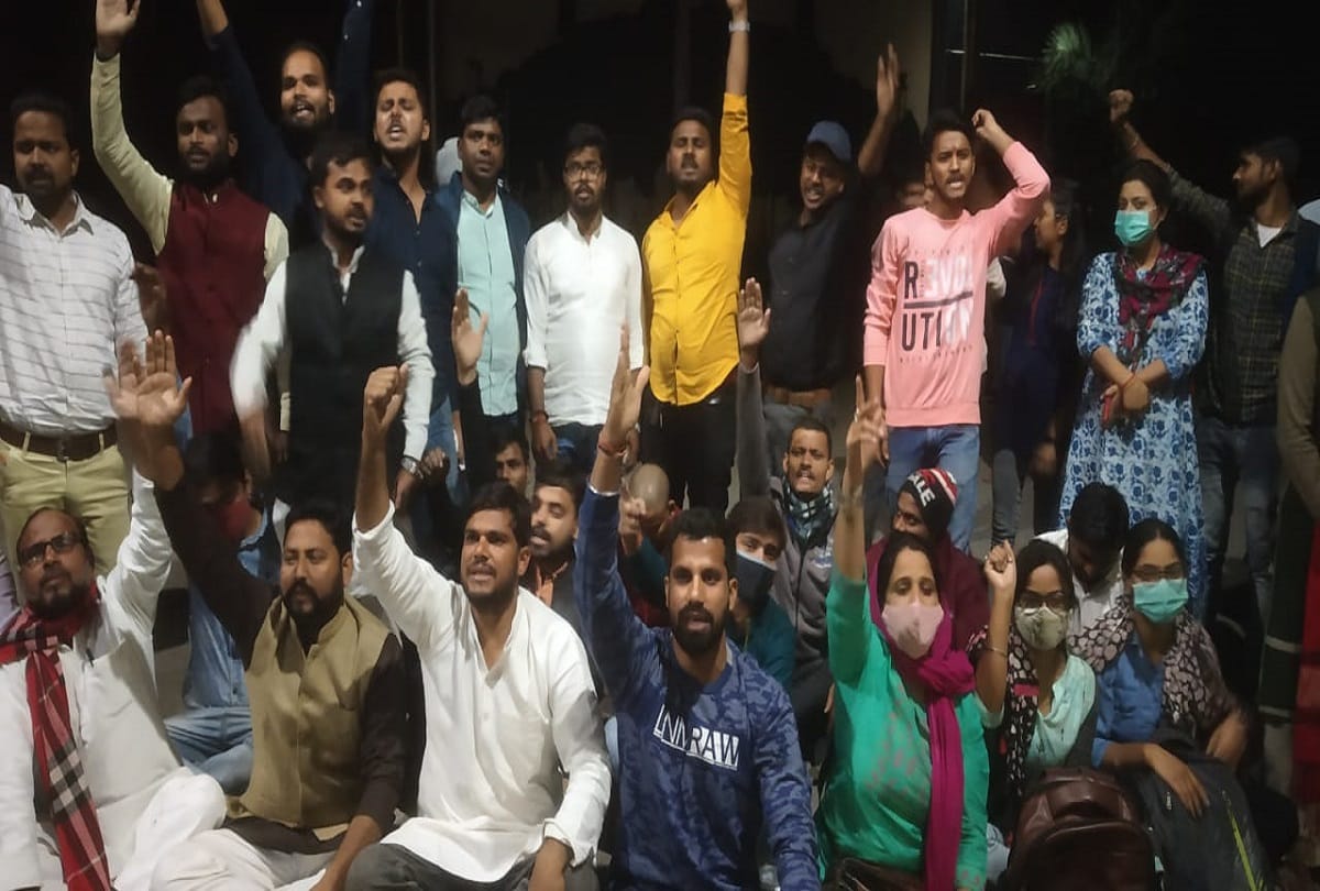 in gorakhpur university students put a lock on the gate the administration engaged in persuading