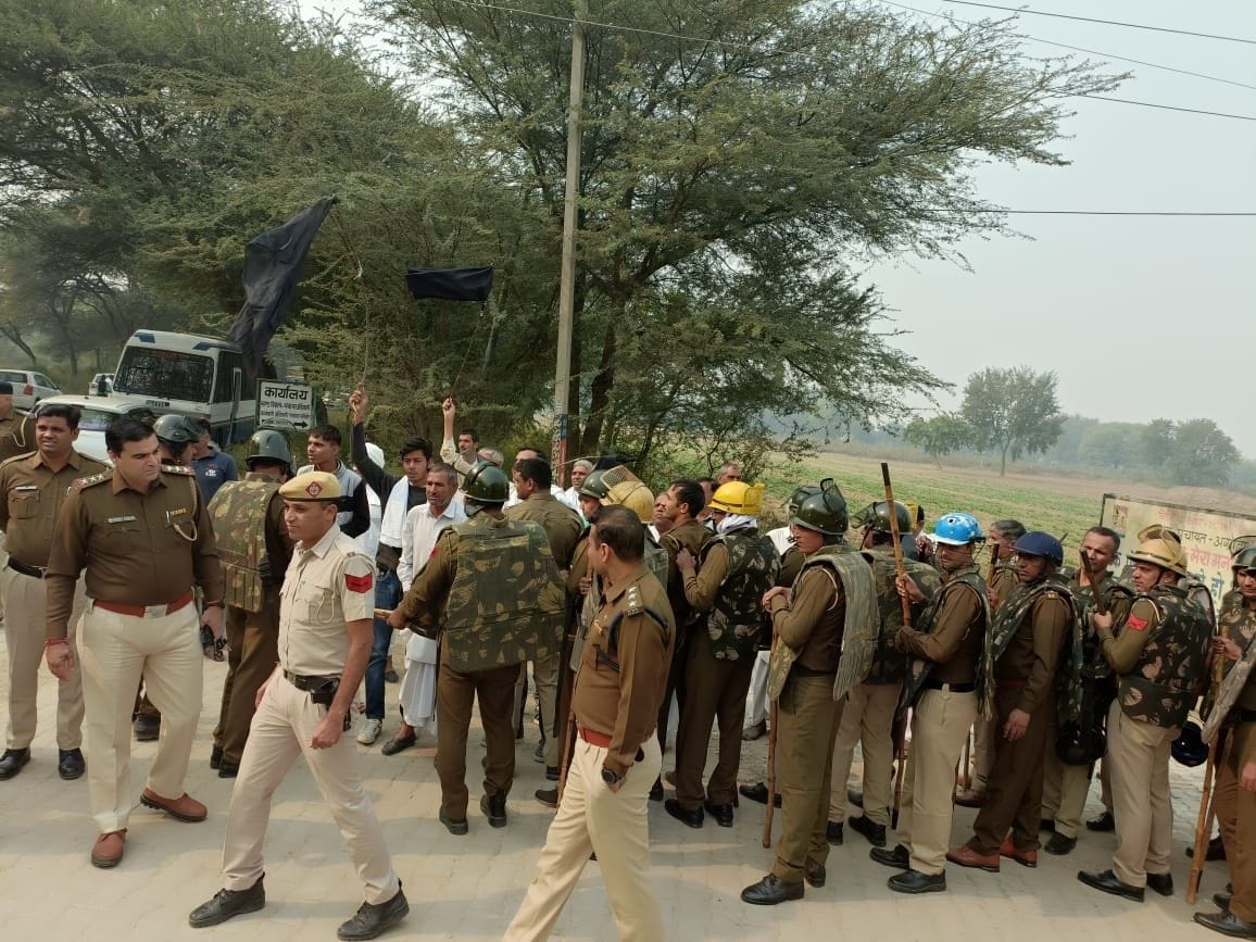 Farmers showed black flags to Minister of State Anoop Dhanak