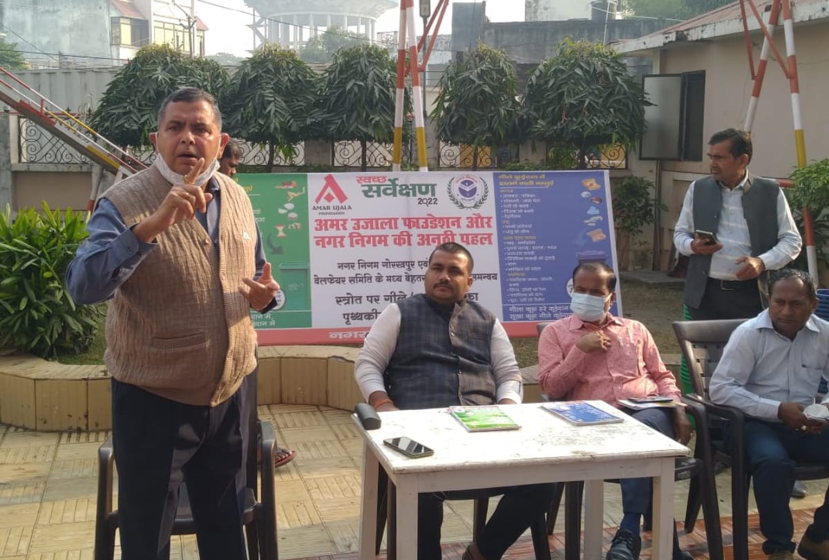 amar ujala and nagar nigam distribute dustbins in gorakhpur