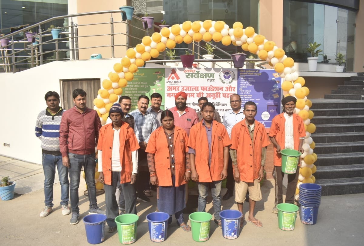 amar ujala and nagar nigam distribute dustbins in gorakhpur