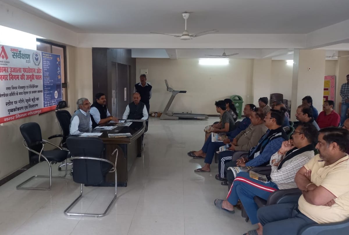 amar ujala and nagar nigam distribute dustbins in gorakhpur