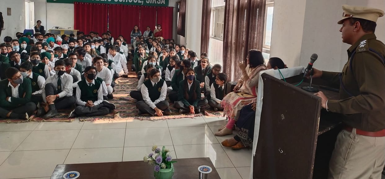 DSP and traffic SHO taught the lesson to the students to avoid cybercrime and follow traffic rules