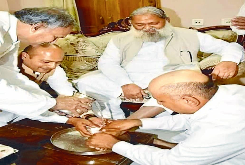 Video Viral: Tilak on forehead after washing Vij's feet