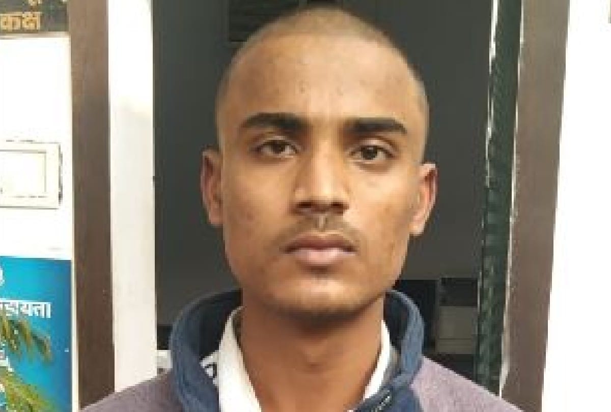 accused arrested for threatening girl student for not making friends in agra