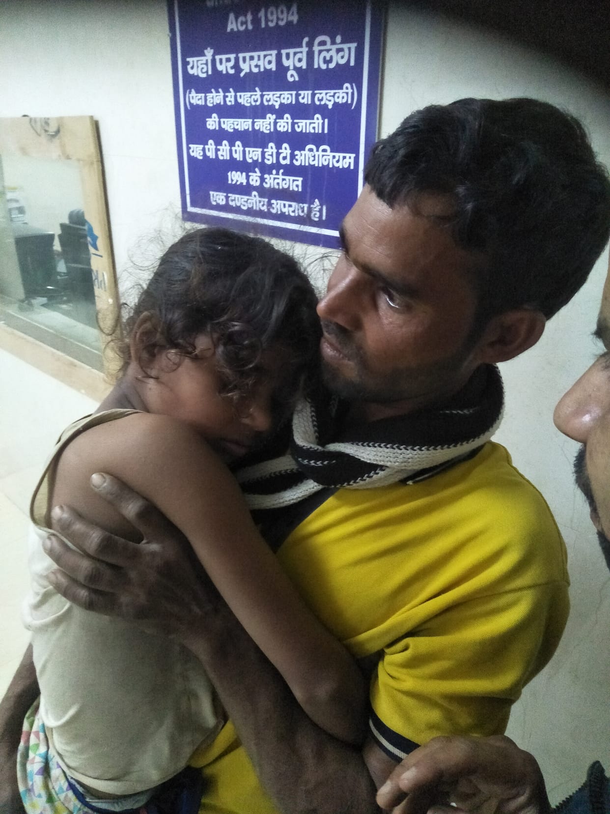 Girl fell from the roof, injured