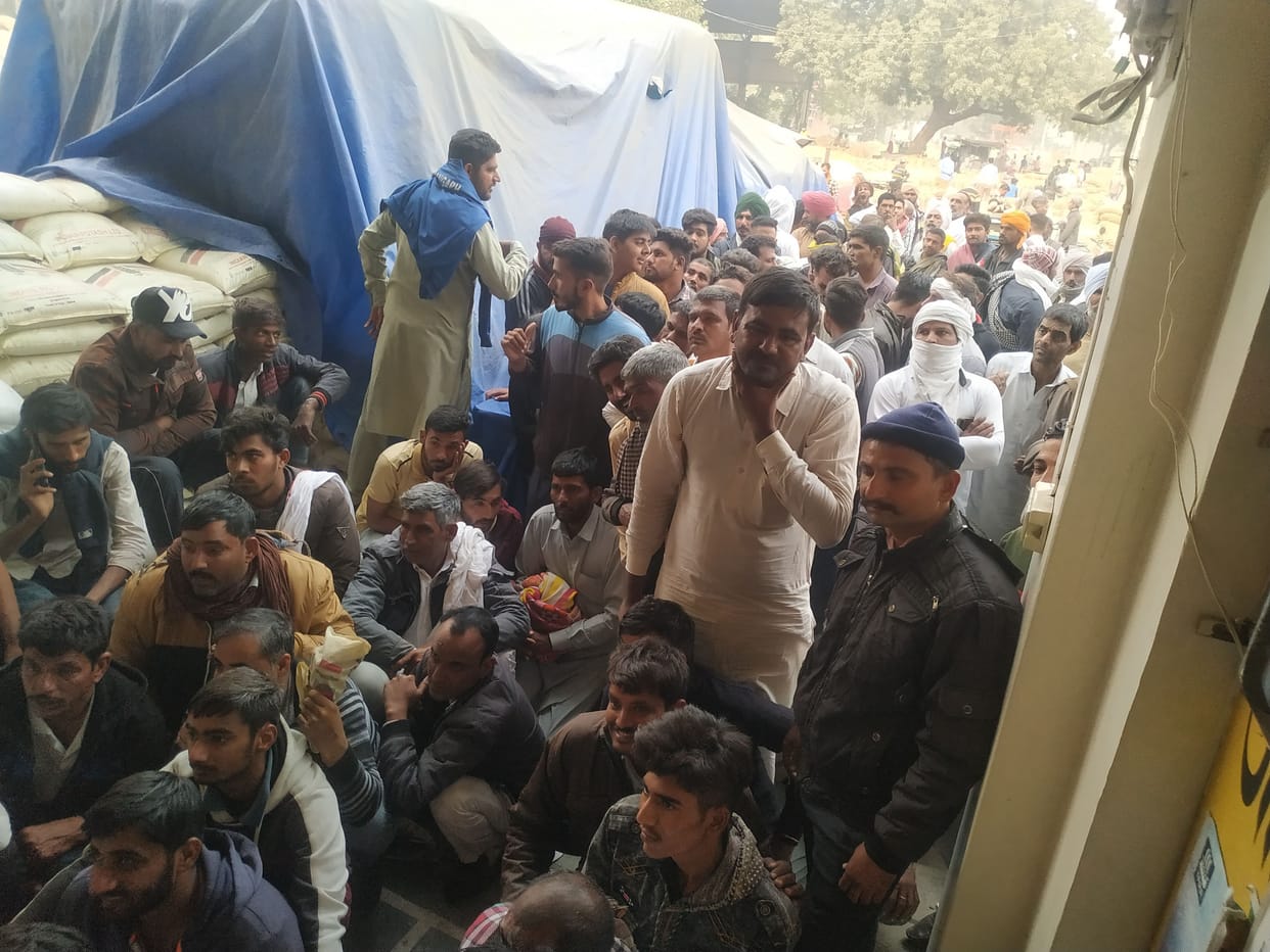 Fertilizer arrived in the morning, stock ended in many centers after noon, farmers returned empty handed