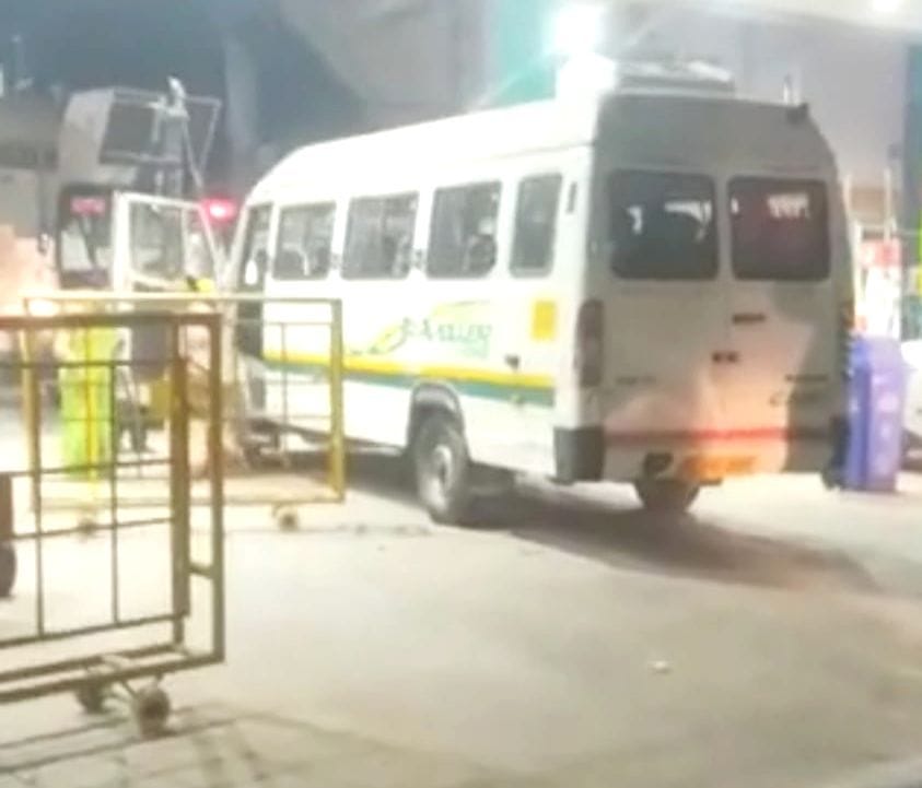 CNG was over on the expressway, the police took the mini bus to the pump with a crane