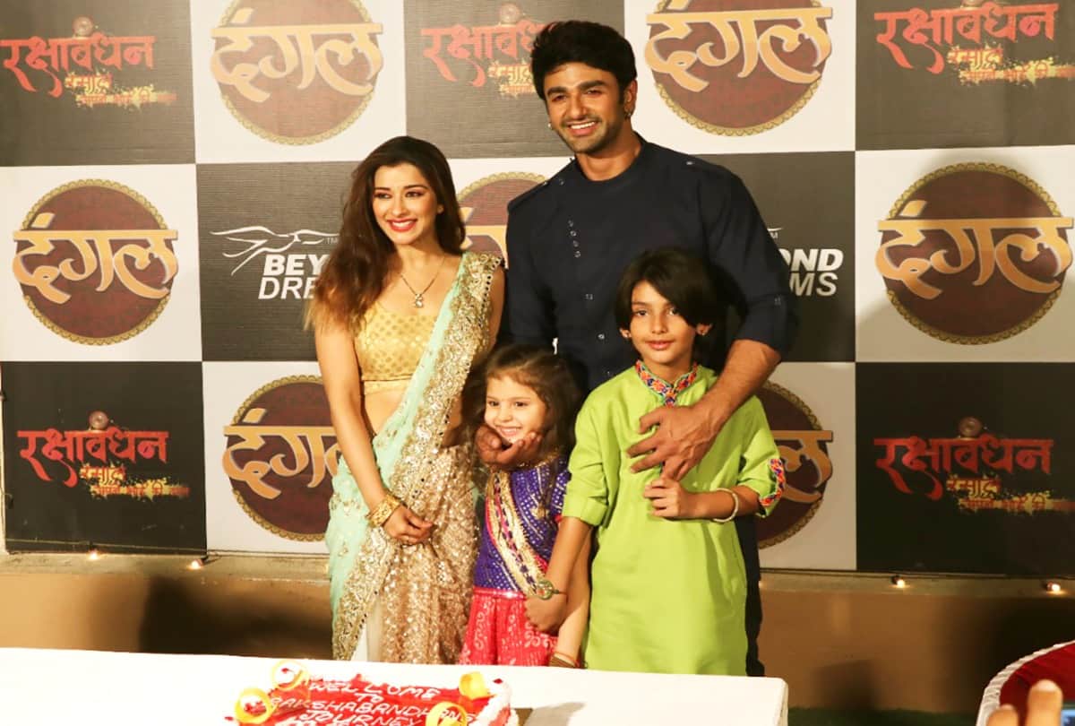 TV: Raksha Bandhan Rasal Apne Brother Ki Shield scored a century sliced cake on the set and something like this happened