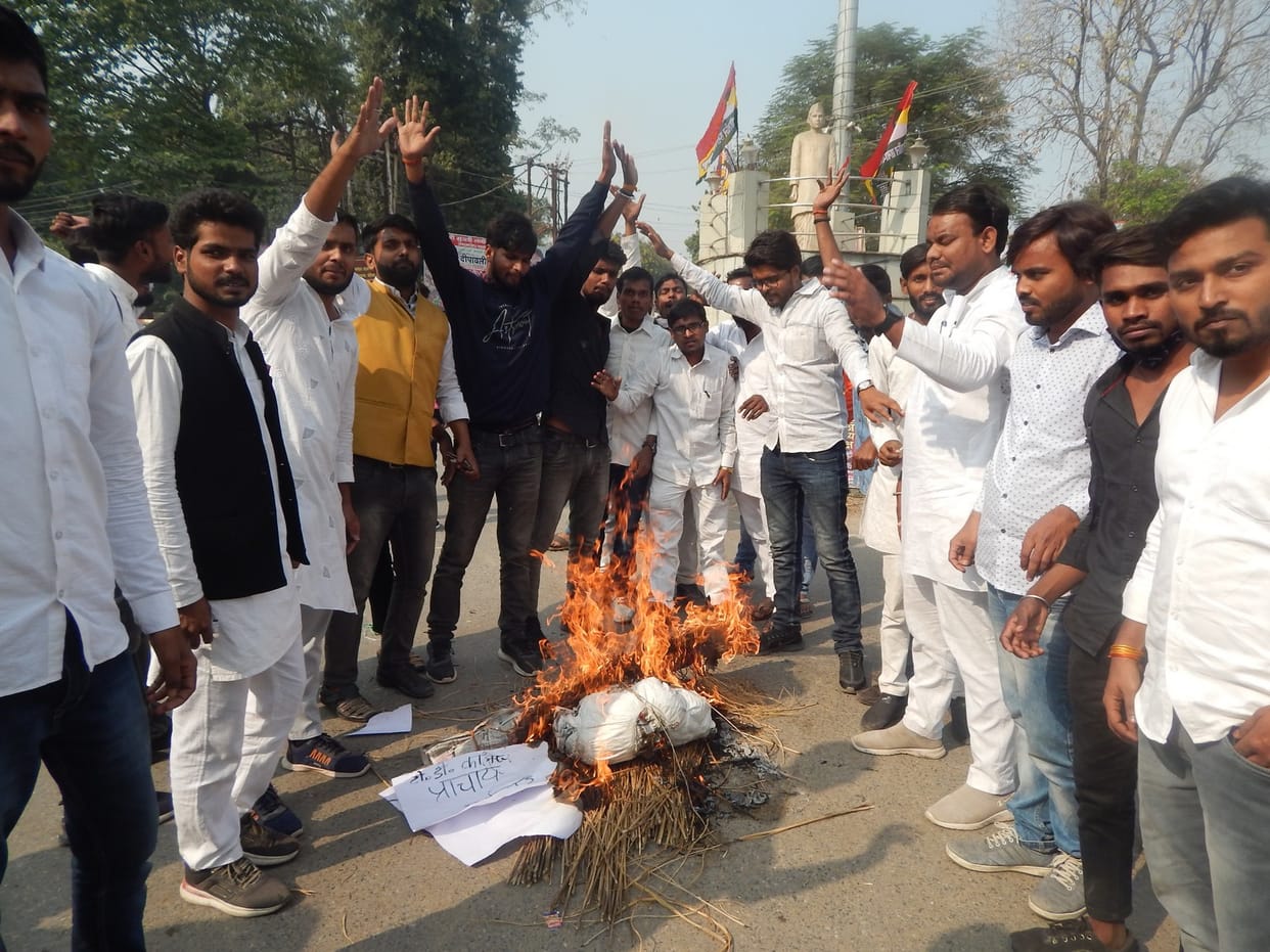 Students burnt the effigy of the principal for the student union election