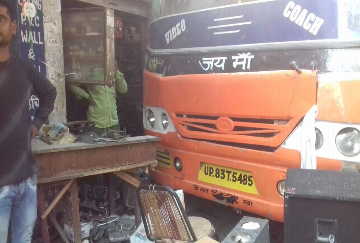three person died crushed by a bus in Kasganj