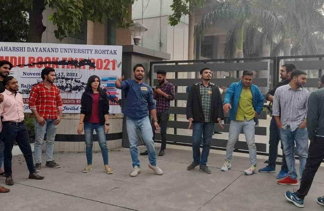 ABVP protested by sooting on the flakes of the book fair