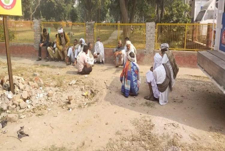 The car of the bridegrooms returning from the wedding ceremony collided with the truck, two died