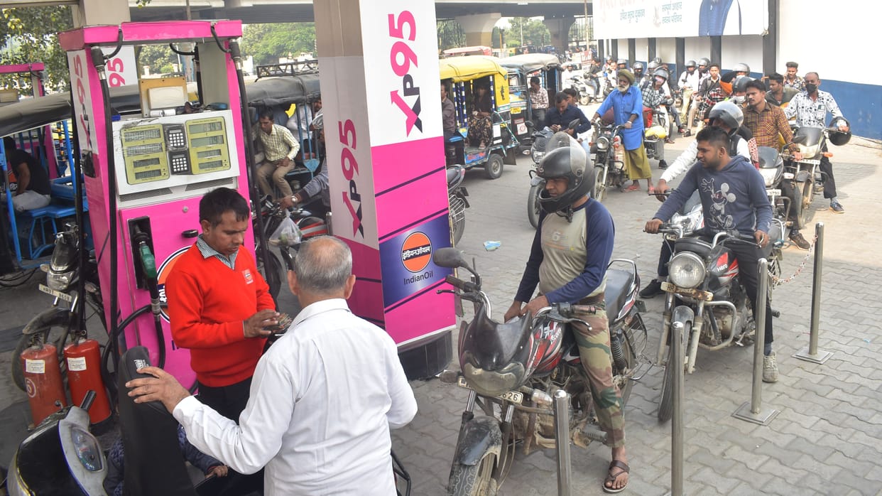 Operators' strike lasted for 12 hours, queue for petrol at government pump