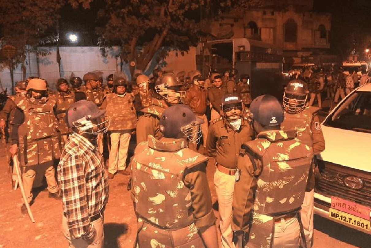 Khandwa: Stone pelting between two sides over the dispute over bursting of firecrackers, throwing stones at the wedding of Hinduist leader