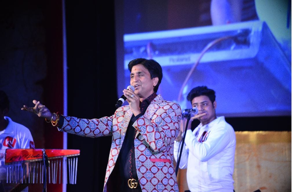 Kashi utsav in Banaras youth mixed voice when Kumar Vishwas sung poems in varanasi Rudraksh Convention Center