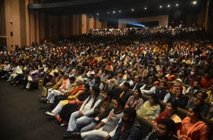 Kashi utsav in Banaras youth mixed voice when Kumar Vishwas sung poems in varanasi Rudraksh Convention Center