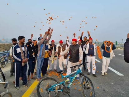 Samajwadi party leader workers inaugurate Purvanchal Expressway Before PM took out cycle journey in azamgarh