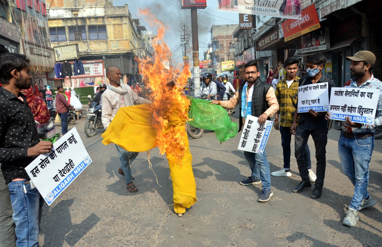Congress burnt the effigy of actress Kangana Ranaut