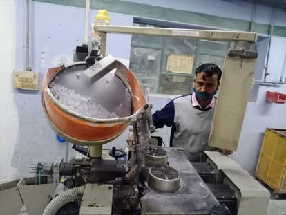 जिंदल पॉली कंपनी में मशीन द्वारा बटन बनाता कर्मचारी। संवाद