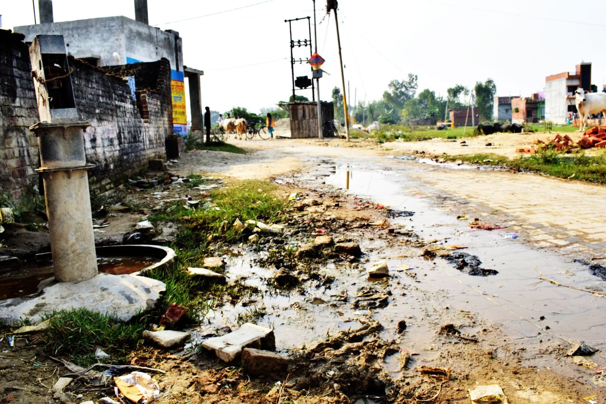 damage road in shahjahanpur