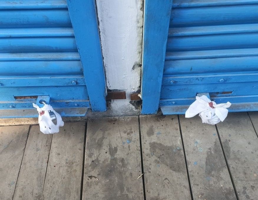 Hathras: The team of the municipality sealed the shop for not depositing the rent