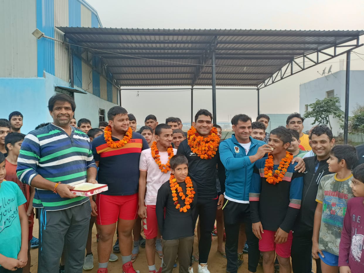 Wrestler Sachin won silver in senior national, welcomed in the arena