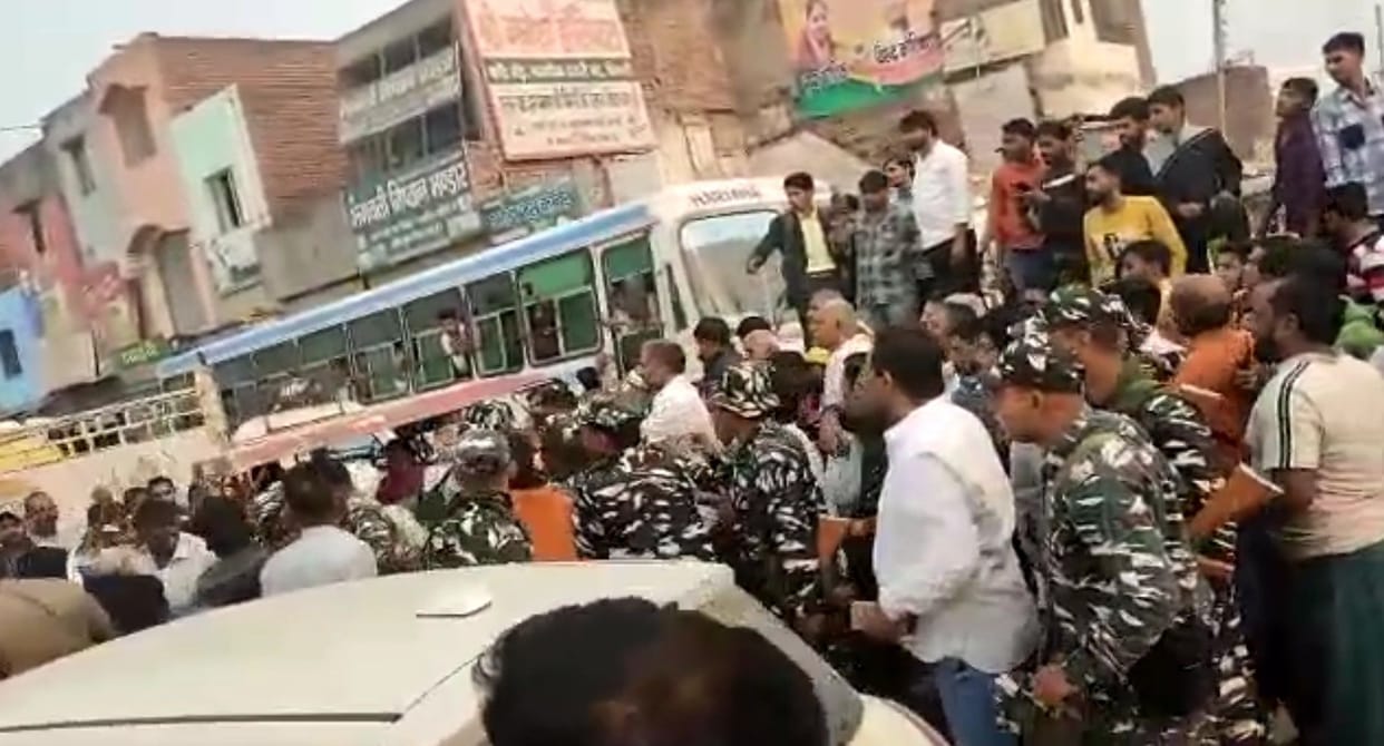 Tractor driver scuffles with Para Military Force jawan giving duty at Dadri Gate