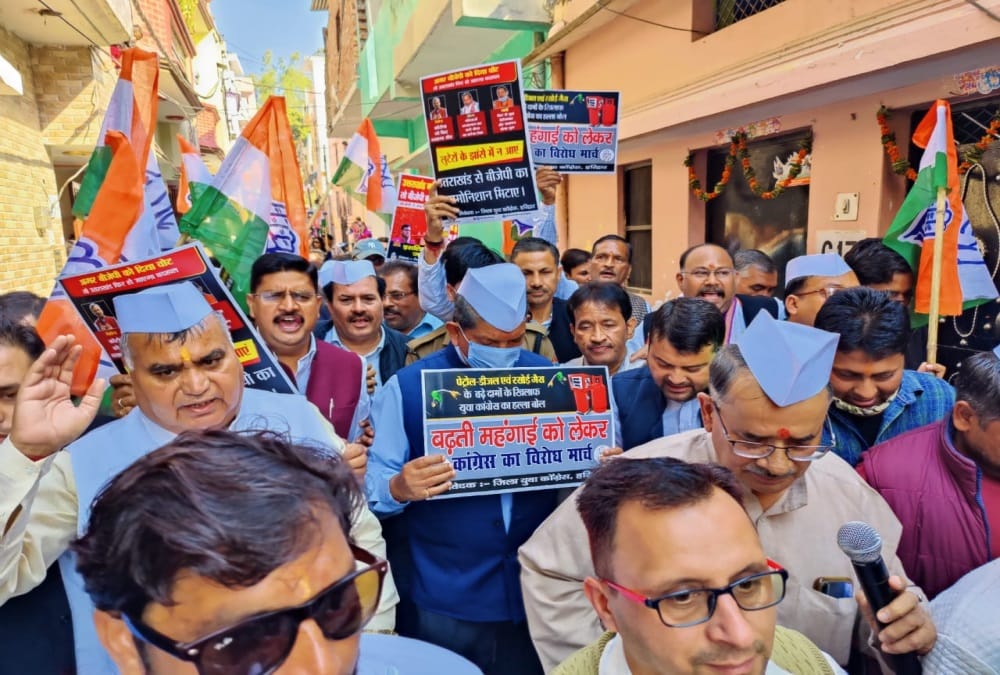 Uttarakhand Election 2022: Congress Leader Harish rawat Clean Road by broom and Do padyatra photos