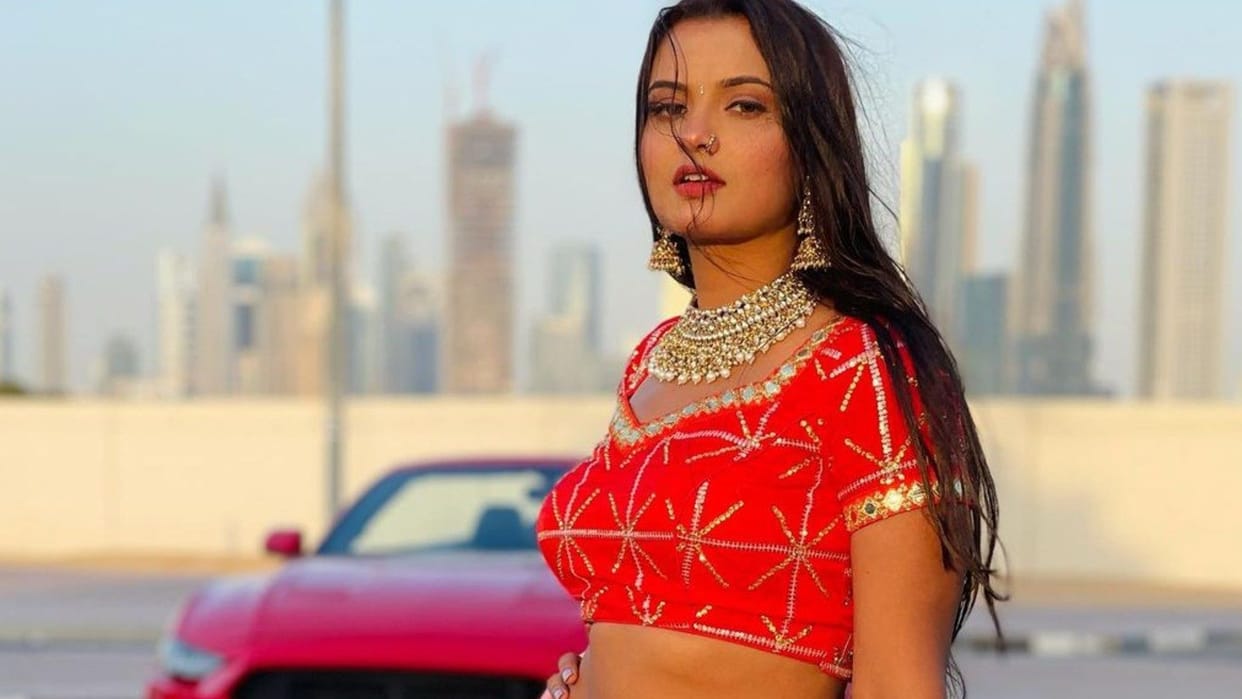Bhojpuri: Bhojpuri actress danced on the street of Dubai wearing a lehenga, the video went viral