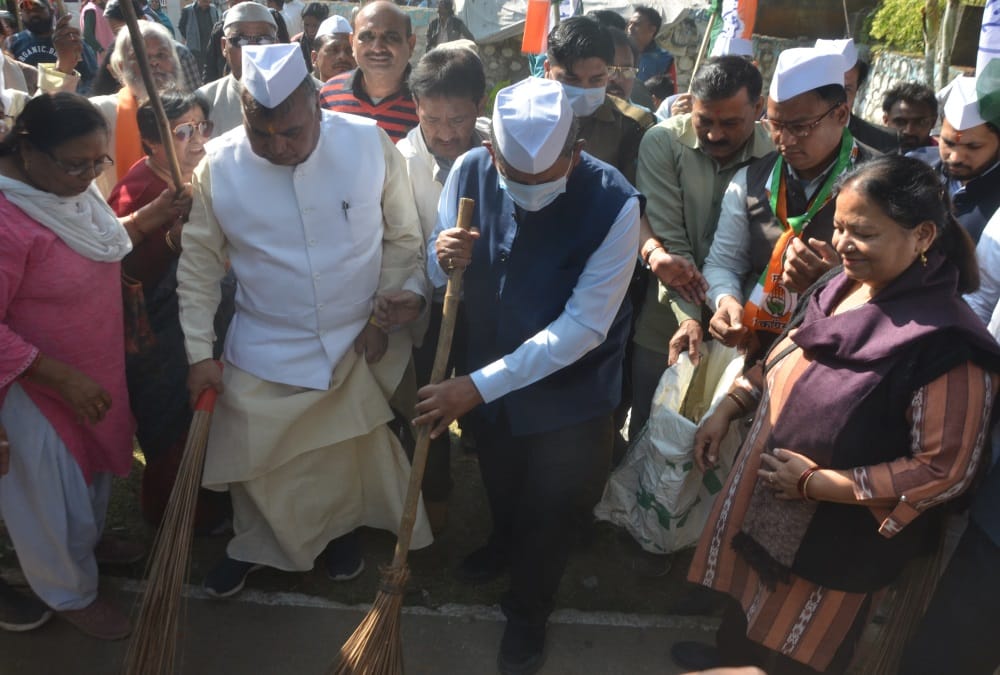 Uttarakhand Election 2022: Congress Leader Harish rawat Clean Road by broom and Do padyatra photos