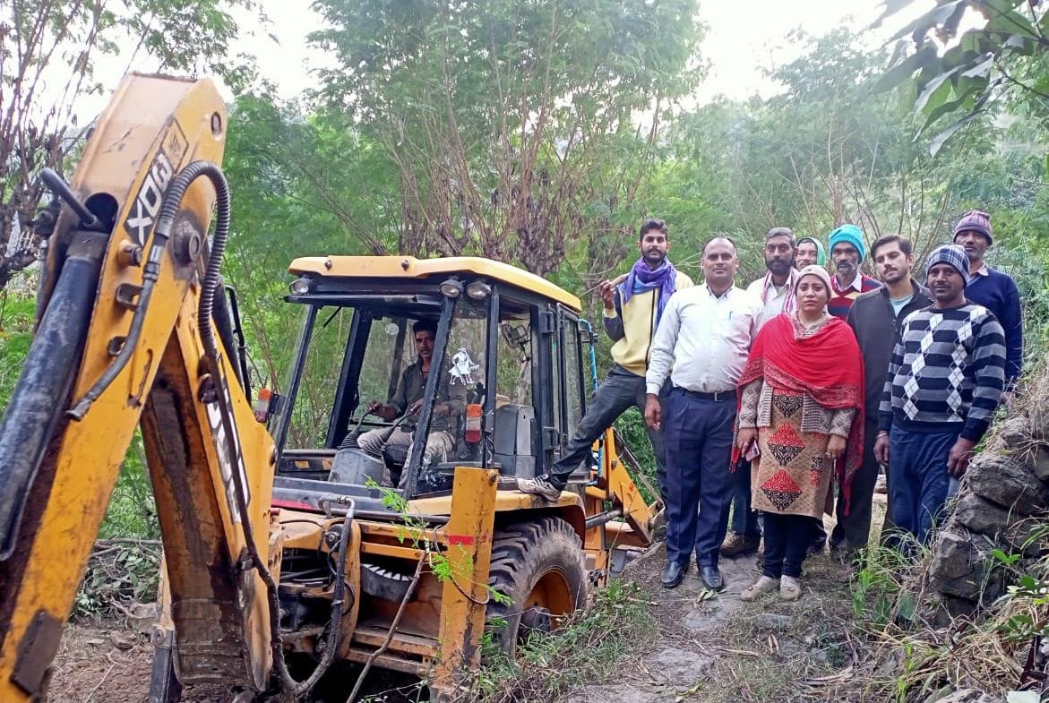 mahila pradhan built two kilometr road in damli panchyat in jandhuta bilaspur