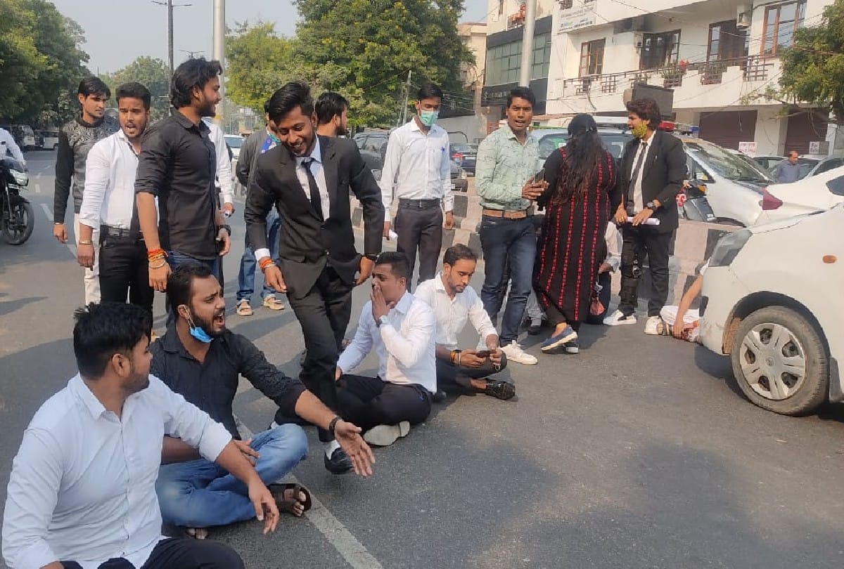Law students protest on mg road outside agra college