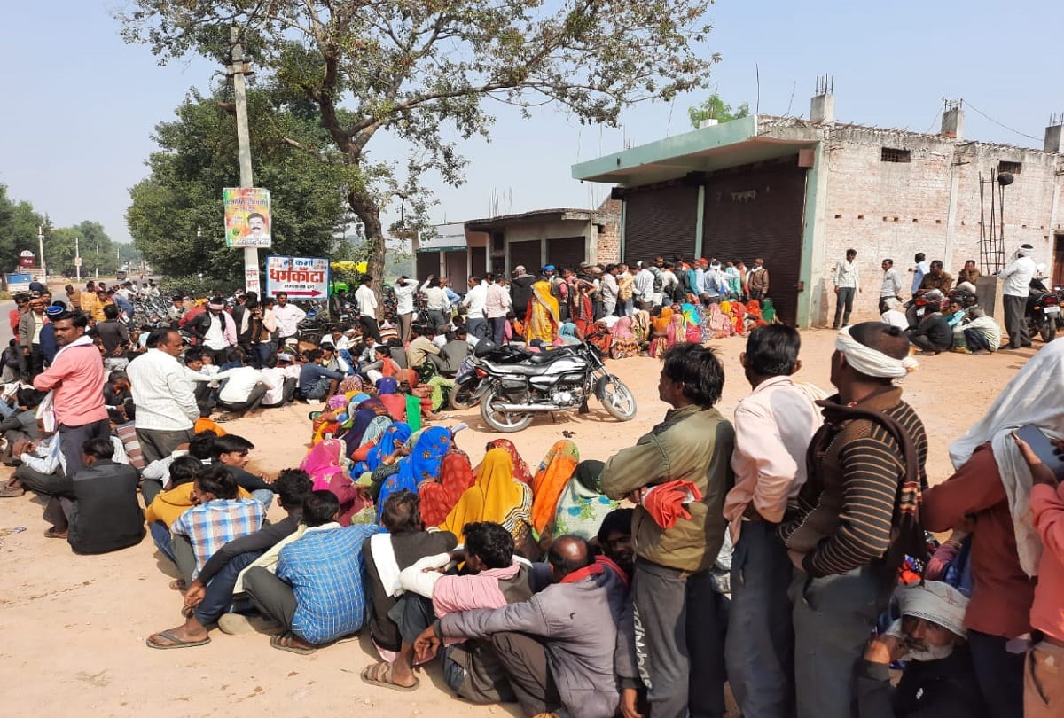 shortage of fertilizer remain in lalitpur long queues start from morning people facing problems