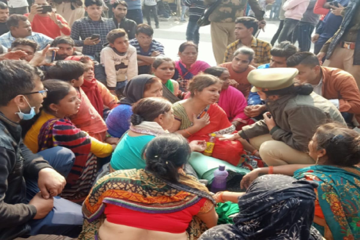 Meerut News: the family have ruckus and blocked the road after the murder of the girl in mandap and see photos