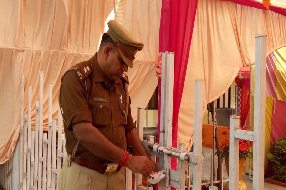 Meerut News: the family have ruckus and blocked the road after the murder of the girl in mandap and see photos