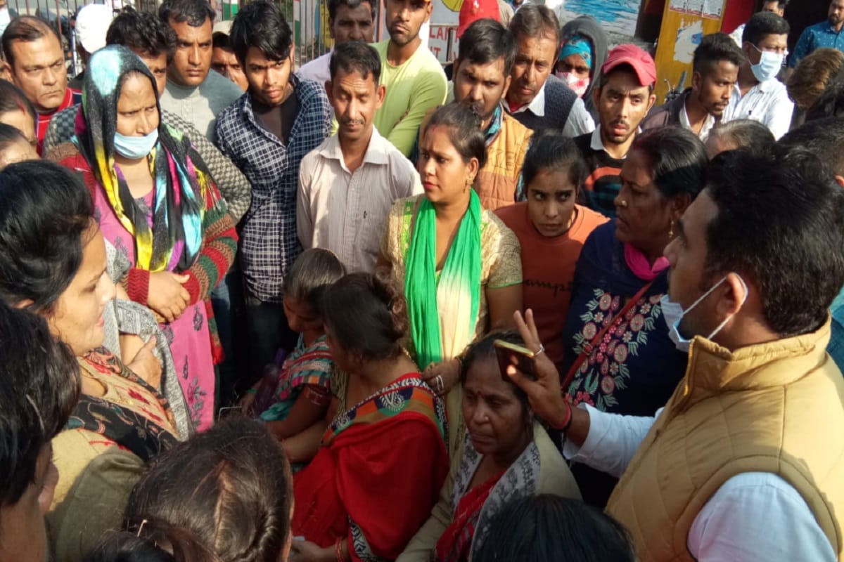Meerut News: the family have ruckus and blocked the road after the murder of the girl in mandap and see photos
