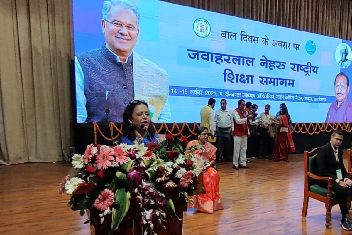national Education Conclave In raipur Chhattisgarh Preeti Trivedi Of Varanasi who Lead Uttar Pradesh got   Innovative Teacher Award