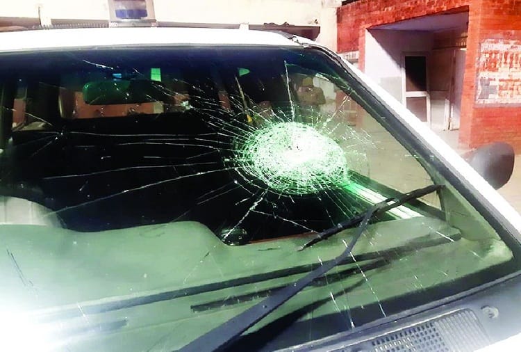Stone pelting on police who went to nab the fugitive in Rohtak