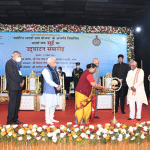 सूई गांव में कार्यक्रम का शुभारंभ करते राष्ट्रपति और उनकी पत्नी