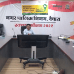 बैठक में निर्देश देते निगमायुक्त।
