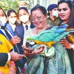 देश की प्रथम महिला सविता कोविंद मकाऊ पक्षी को दाना खिलाते हुए।