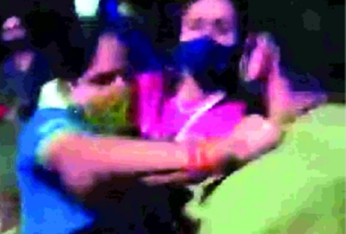 The woman beat up the cab driver on the middle of the road in delhi