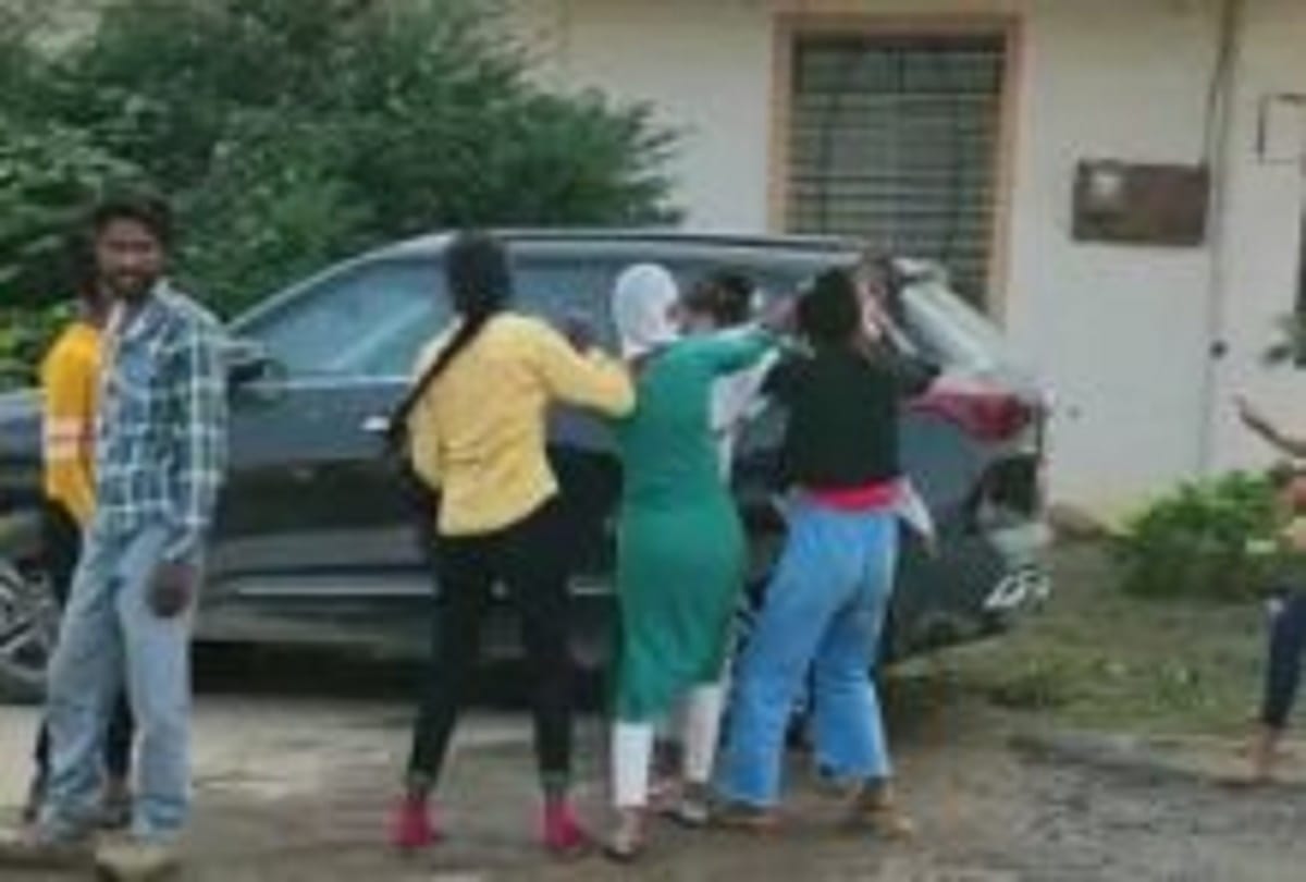 Chhattisgarh News: Two girls' groups clashed in Ambikapur in Love Triangle